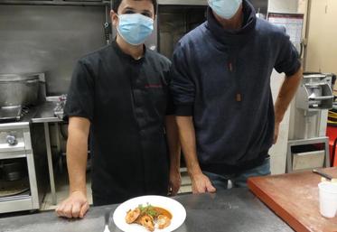 Mickaël Martius et Laurent Poupard, cuisinier et éleveur, travaillent ensemble pour la promotion du chevreau.