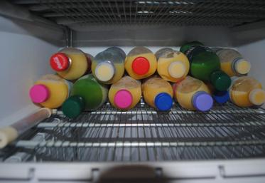 Le colostrum peut être stocké au congélateur dans des bouteilles d’un demi litre.