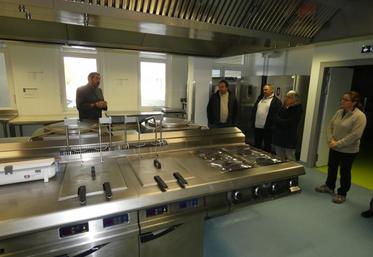 Le responsable des cuisines Fabien Tanguy (à gauche) a assuré la présentation des différentes étapes de préparation des repas, de l’arrivée des produits frais jusqu’au poste de nettoyage.