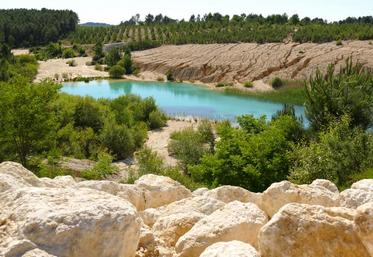 L’ancienne carrière St-Georges accueille un site retourné à l’état naturel avec de magnifiques eaux turquoise.