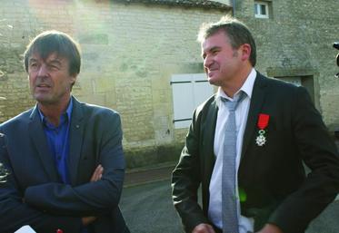 Nicolas Hulot est venu spécialement en Charente remettre la légion d’honneur à Paul François.