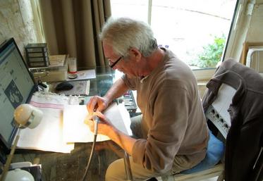 Jean-Pierre Rouhaud travaillant sur une bague dans son atelier