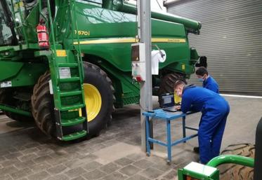 Le partenariat avec Ouest Agri Charentes permet aux élèves de découvrir les innovations d'une moissonneuse dernier cri.