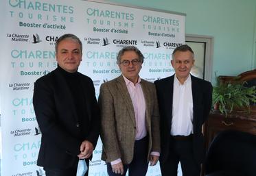 Olivier Amblard, directeur général de Charentes Tourisme, aux côtés de Patrick Mardikian, président délégué, et de Charles Audouin, maire d’Aubeterre.