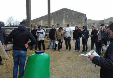 Avant la visite de l’élevage, des techniciens de Terrena ont parlé de la conduite alimentaire de la vache allaitante (et notamment de l’importance de bien couvrir ses besoins le dernier mois de gestation), de l’influence de la  complémentation minérale des vaches gestantes sur la qualité du colostrum et la santé du veau et de l’alimentation du broutard (et de l’intérêt de la complémentation avant de le commercialiser).