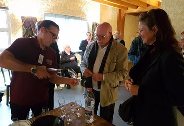 La meilleure manière de déguster un vin ? « Un coup d’œil, un coup de nez, un coup de langue et un coup de fourchette », selon Thierry Lebouc, chargé d’œnotourisme chez Océalia.