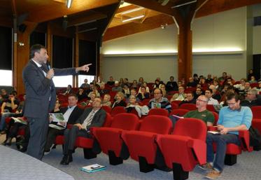 A gauche, Laurent Martin, le directeur général du Crédit Agricole Charente-Périgord, lors de la présentation de Terre de saveurs au siège de la banque à Soyaux le 7 mars.