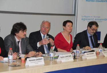 Alain Rousset (au centre) a insisté sur l’importance des sommes investies par l’UE pour le développement des territoires.