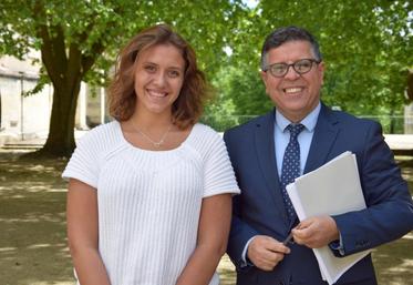 Wali Nourestani, ici avec une étudiante ayant choisi l'Ireo de Richemont pour son attractivité en termes de voyages à l'étranger, quitte l'établissement pour rejoindre les MFR de Périgord-Limousin.