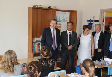 Bruno Belin (à gauche) s’est assuré du bon déroulé de la rentrée dans les collèges de la Vienne.