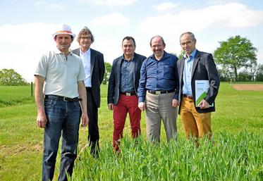 Les organisateurs de ce rendez-vous Grand Ouest Tech & bio dans une des parcelles du lycée Nature de La Roche-sur-Yon qui accueillera cet événement les 30 et 31 mai prochains.