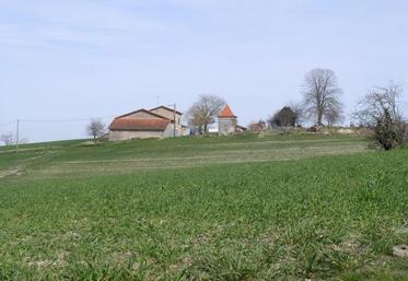 Ferme du sud-Charente entourée de terres agricoles.
