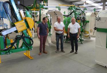 Anthony Dugué, Patrick Guillory et Frédéric Dugué dans l’atelier d’assemblage des pulvérisateurs à panneaux et autres enfonce-pieux. « On a toujours cru dans le monde viticole, explique Patrick Guillory, même lorsqu’il était en crise. »