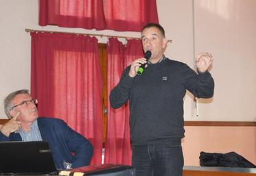 Christian Daniau (au micro) a joué la transparence en exposant le diagnostic économique, social et environnemental réalisé par l’outil Diagéris. A ses côtés, Patrice Fouché, animateur de la FNSEA 16, a présenté les grands chiffres et enjeux de la filière végétale française.