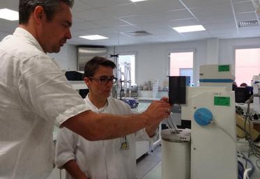 Atlantique Analyses mesure le taux de chute de Hagberg pour déterminer si le blé sera panifiable. À droite, le directeur du laboratoire, Fabrice Crosnier.