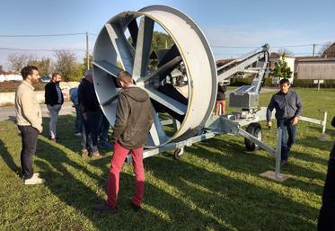 Il faut compter environ 55000 euros pour une éolienne mobile capable de couvrir 4 hectares.