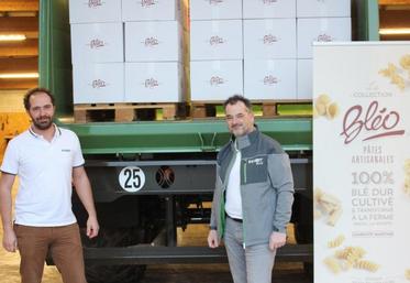 Olivier Leroy (Fendt) et Christophe Pacaud (Bléo) ont livré 2000 sachets de 250 gr de pâtes à la Banque alimentaire 17.