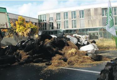 Déversement de pneus et de paille devant la DDTM.