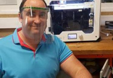 Charles Leconte, professeur de technologie au collège La Fontaine de Montlieu-la-Garde, avec le prototype de visière.