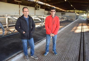 L’objectif de leur témoignage est de sensibiliser les éleveurs sur le risque. « Il faut se former, participer aux réunions, se rapprocher des services compétents », reprennent Stéphane et Michel Bessonnet.