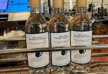 Bouteilles de solution hydro-alcoolique des Distilleries de Matha.