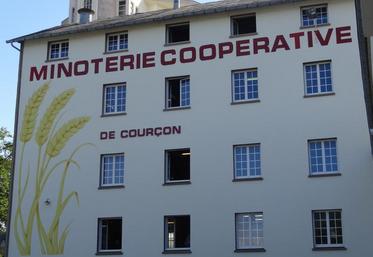 Le bâtiment de la minoterie de Courçon, qui accueille à l’heure actuelle le magasin de farine, lequel devrait être déplacé à terme dans la boulangerie-’’snacking’’ du centre-bourg.