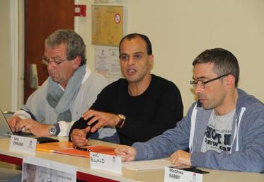 Saïd Ennjimi (au centre) parcourt les territoires de la Nouvelle-Aquitaine pour rencontrer les clubs et détailler son programme.