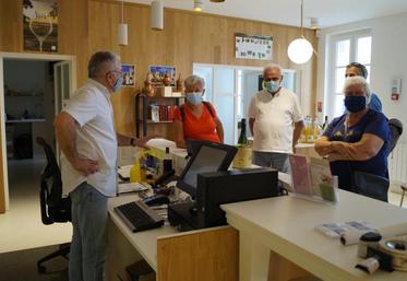 Quatre vacanciers (deux locaux et deux extérieurs au territoire), quatre bouteilles de pineau blanc et rouge vendues. Ce qui méritait bien une visite de la distillerie et des chais.