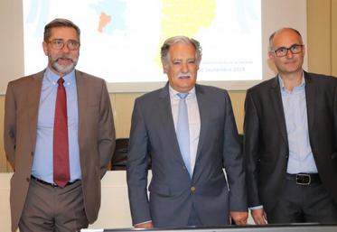 Hugues Roux, directeur de la succursale de la Banque de France en Charente ; Daniel Braud, président de la CCI Charente et Frédéric Charpentier, chargé d'études à la CCI Charente.