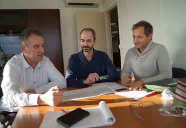 De gauche à droite : le président de la Chambre d’agriculture et céréalier, Christian Daniau ; Olivier Trisse, responsable du service Irrigation et Sylvain Jonette, référent Directive Nitrates.