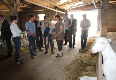 Danièle Provost a fait visiter son élevage caprin à la préfète.