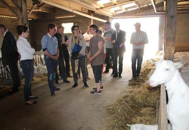 Danièle Provost a fait visiter son élevage caprin à la préfète.
