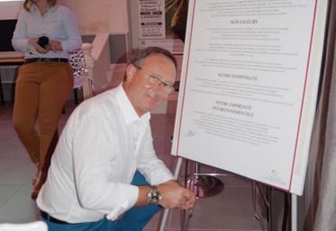 Thierry Jullion, président du SPPVPC, signe la charte des vignerons, présentée par Chloé Imbert (en arrière-plan).