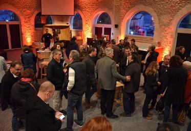 Après les présentations, les participants ont pu discuter 
avec les intervenants.