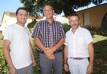 Christian Daniau, tête de liste FNSEA-JA 16, entre Julien Massé (à gauche) président des Jeunes Agriculteurs de Charente, et Patrick Soury, actuel président de la FNSEA 16.