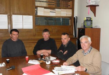 Autour de Marc Duchez, trois des quatre agriculteurs conseillers municipaux de Genouillé.