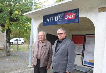 Guy Pipart et Jacques Compain craignent pour l’avenir de la petite gare de Lathus, actuellement desservie par le TER.