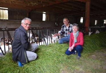 Martial Pouzet (à gauche) accompagne Patrice et Chantal Ferrand dans leur projet de transmission.