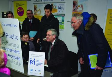 Le préfet, Salvador Pérez, essaie les nouveaux services.