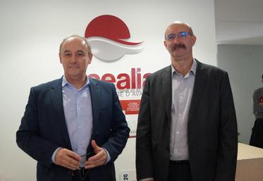 De gauche à droite : Thierry Lafaye, directeur d’Océalia, avec le président, Philippe Delusset, céréalier à Verteuil.