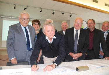 Jean-Max Touron (au premier plan) et Laurent Delbos ont signé un bail emphytéotique de 25 ans pour la reprise et l’exploitaiton du Roc aux Sorciers.