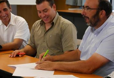 Jonathan Lalondrelle, président JA Nouvelle-Aquitaine et Philippe Moinard, président FNSEA Nouvelle-Aquitaine ont signé une charte de campagne.