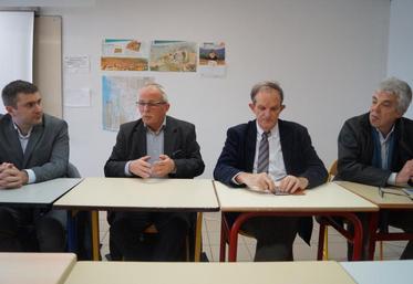 De gauche à droite : Thibaut Malausa, chercheur ; Dominique Graciet (Chambre régionale) ; Hubert de Rochambeau et Paul Vialle (Inra de Gironde et Vienne).