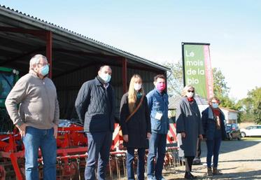 Le lancement du mois de la bio s’est déroulé fin octobre sur l’exploitation de Bruno Grelier (au premier plan), à Bouhet.