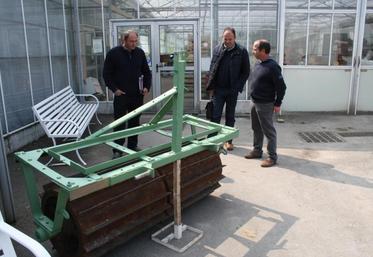 À l’issue de l’assemblée générale, les participants ont pu voir le rouleau Faca. Ce matériel a été fabriqué par les élèves du CFFPA dans le cadre d’un module de formation. Ce rouleau a été concu dans le cadre d’un essai pour évaluer une culture implantée dans un couvert roulé. Il permet le roulage du couvert.
