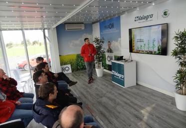 Dans le camion promo de Valagro, explications sur les bienfaits de YiedOn.