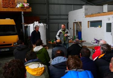 Face aux agriculteurs intéressés, Alain Rossard (accompagné par Marc Pottier, à gauche) a présenté la conversion bio des 350 ha du Gaec Paulownia.