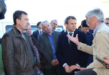 Emmanuel Macron a visité l’exploitation de Patrick Moron (à droite) en compagnie de Nicolas Turquois, Jean-Baptiste Moreau et Dominique Marchand.