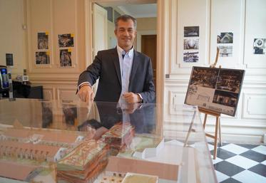 Arnaud Bamvens présente la maquette générale du projet.