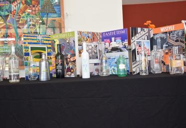 Table d'exposition de décors verriers.